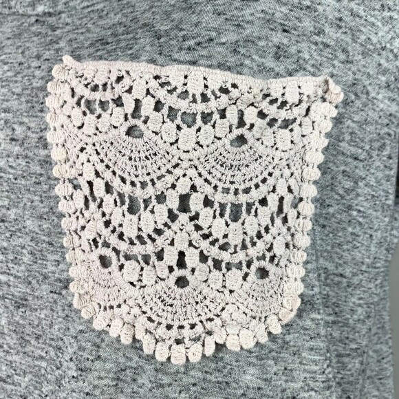 BKE Knit Top Women Size Small Gray Burnout Fabric Ivory Crocheted Front Pocket - Picture 6 of 8